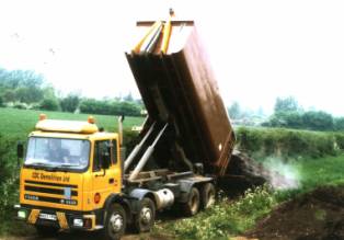 Photo RollOnRollOff lorry emptying a container